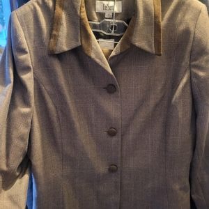 Le suit 2 pice suit- blazer and skirt